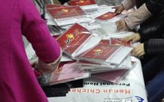 为客户定制2017年鸡年台历包装发货现场